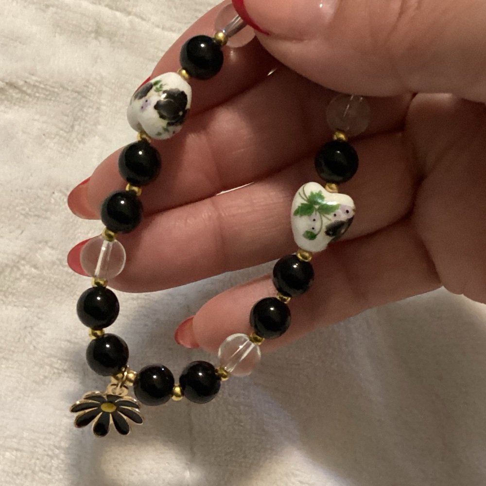 Elegant Black and White Beaded Bracelet - Picture 4 of 4